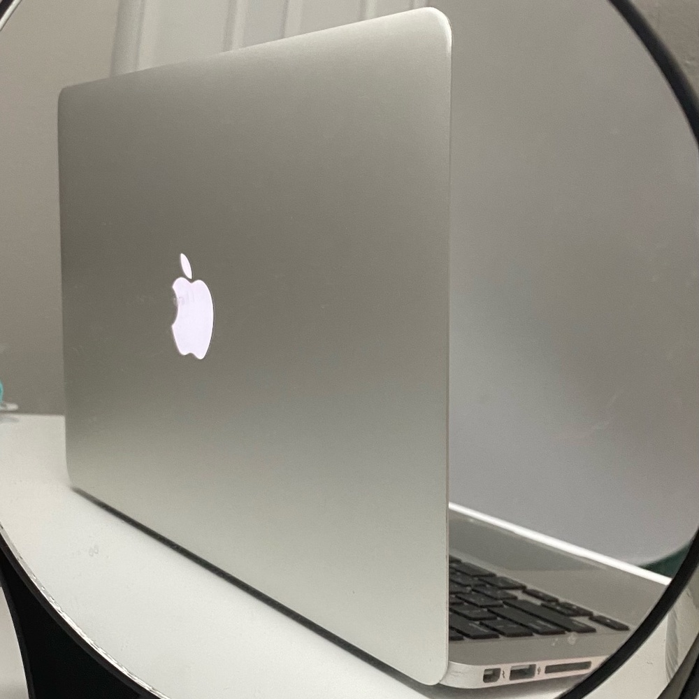 Apple MacBook Air 13-inch (Silver) (Model A1466) 128GB w/ 60W MagSafe 2 Charger
